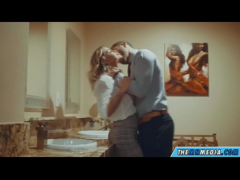 ❤️ Khi một cô gái tóc vàng busty quyến rũ bạn trong một nhà vệ sinh công cộng ️ Khiêu dâm tại khiêu dâm% vi.xsexshop.ru% ☑